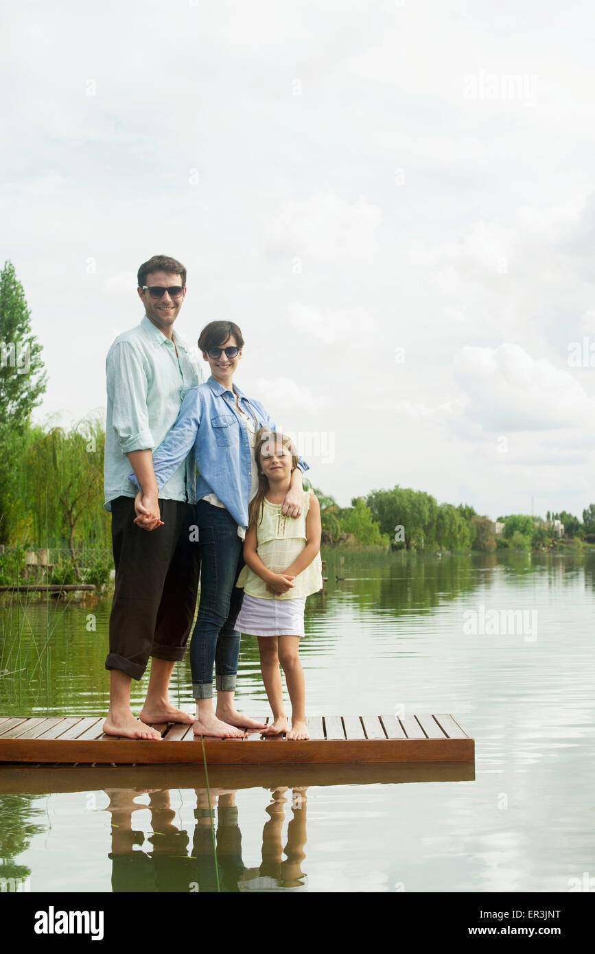 Family standing on dock, portrait Banque D'Images
