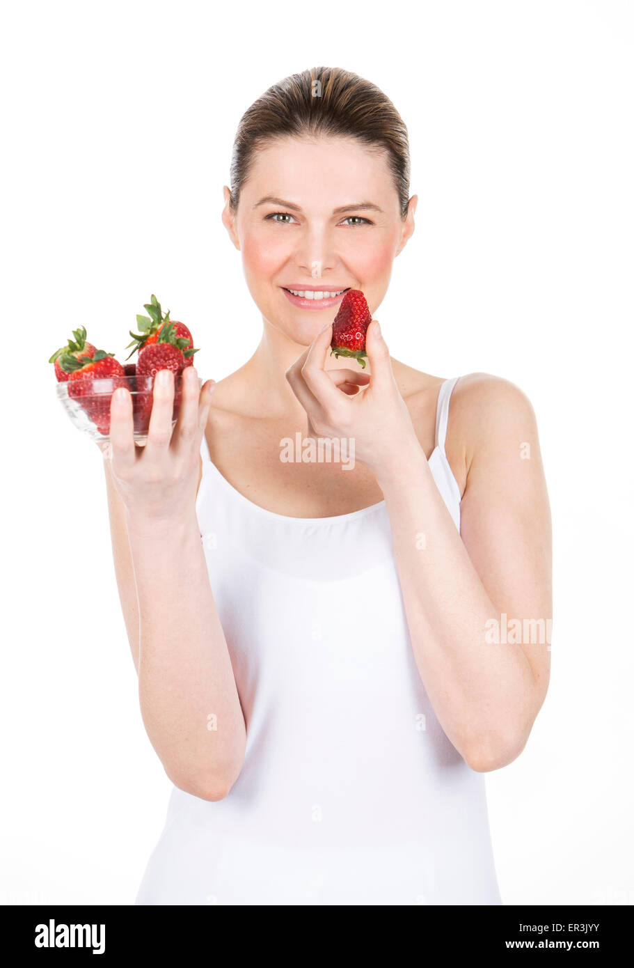 Femme avec robe blanche tenant quelques fraises Banque D'Images