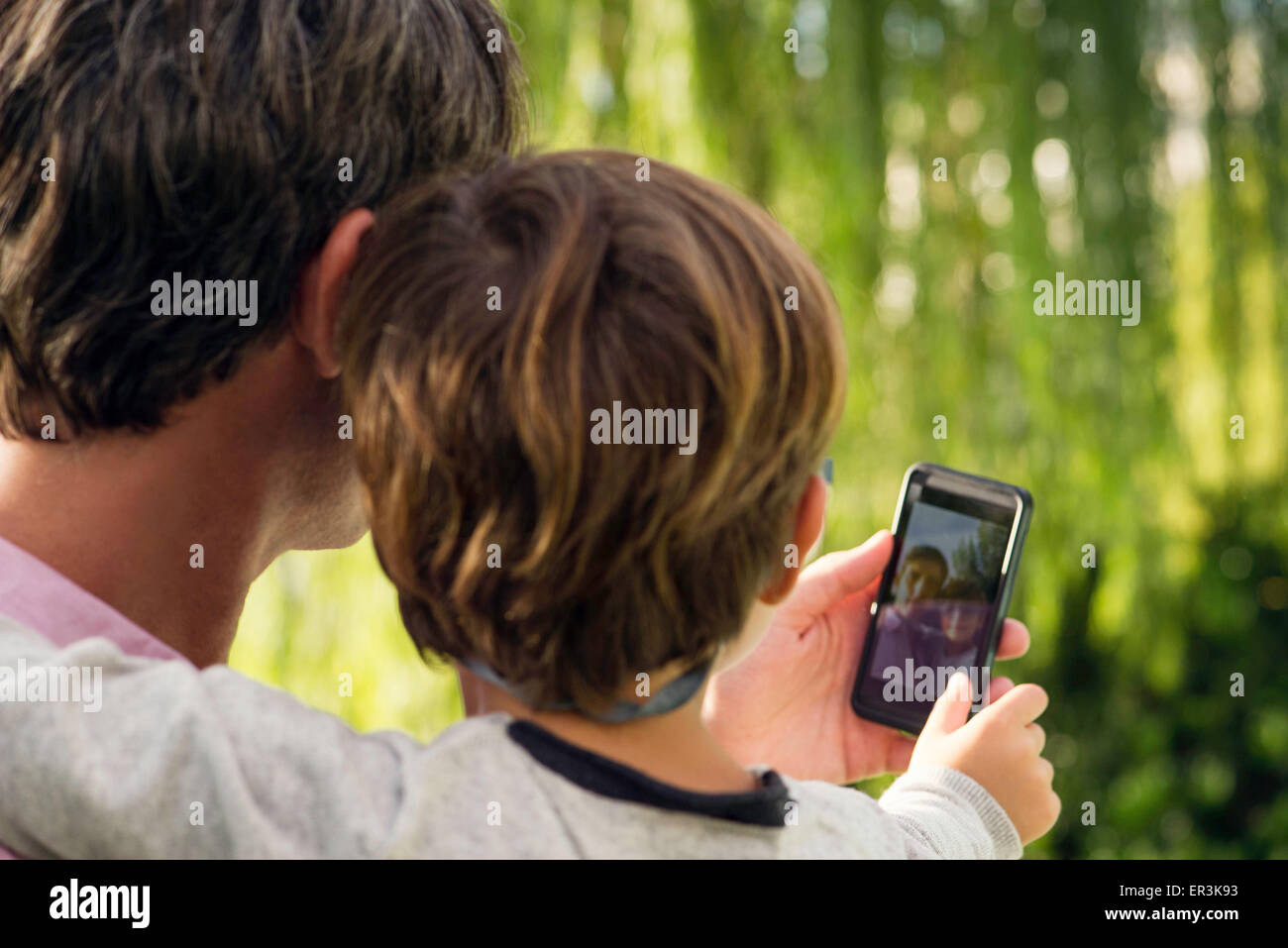 Père et fils qui pose pour la photo avec le smartphone Banque D'Images