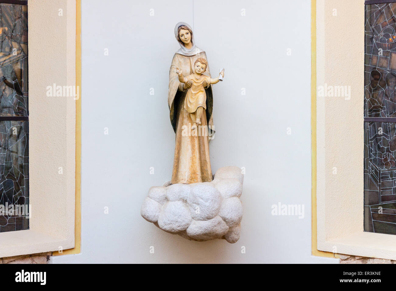 Statue de la Vierge Marie portant l'Enfant Jésus dans une maison à Medjugorje Banque D'Images