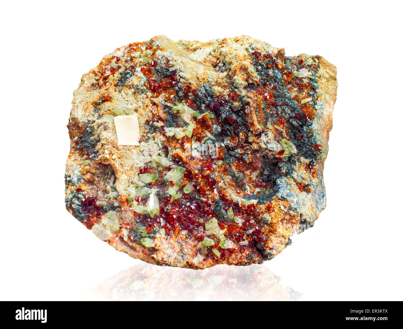 Sortes de petits grenats sur rock Banque D'Images