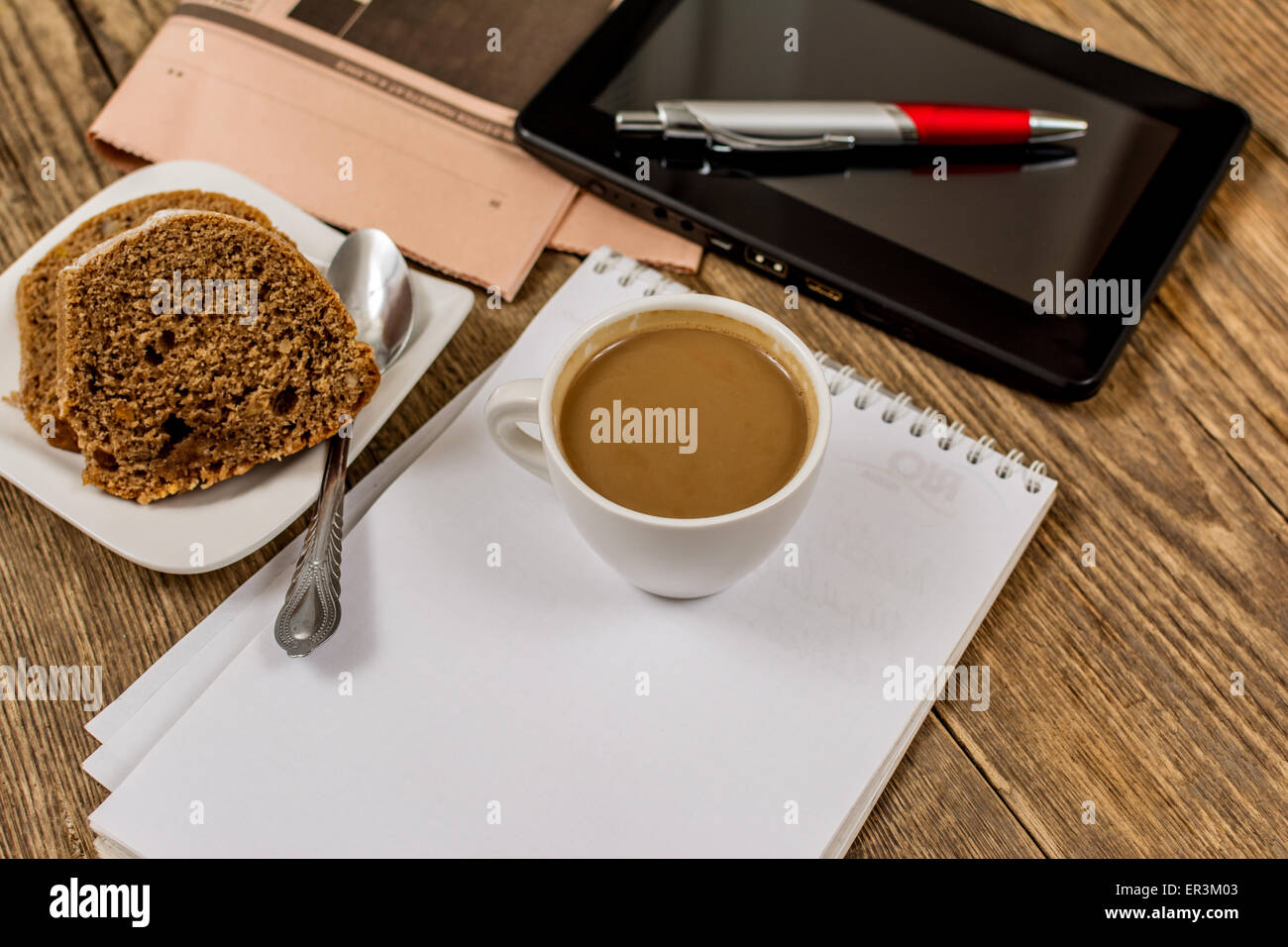 Arrière-plan de bureau avec ordinateur portable tablette dessert café journal notepad Banque D'Images