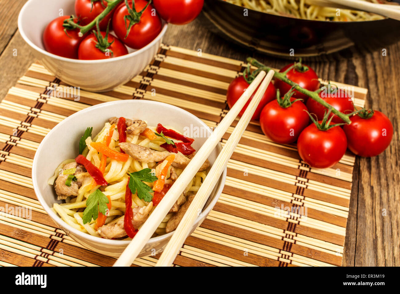 L'alimentation traditionnelle chinoise des nouilles avec la viande de poulet et légumes Banque D'Images