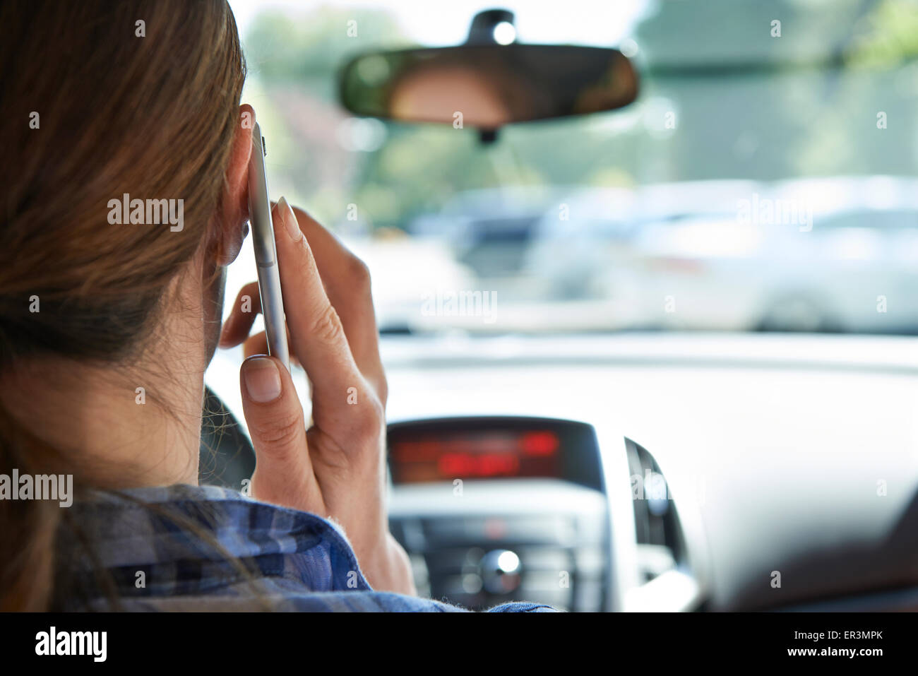 Woman in Car Talking On Mobile Phone pendant la conduite Banque D'Images