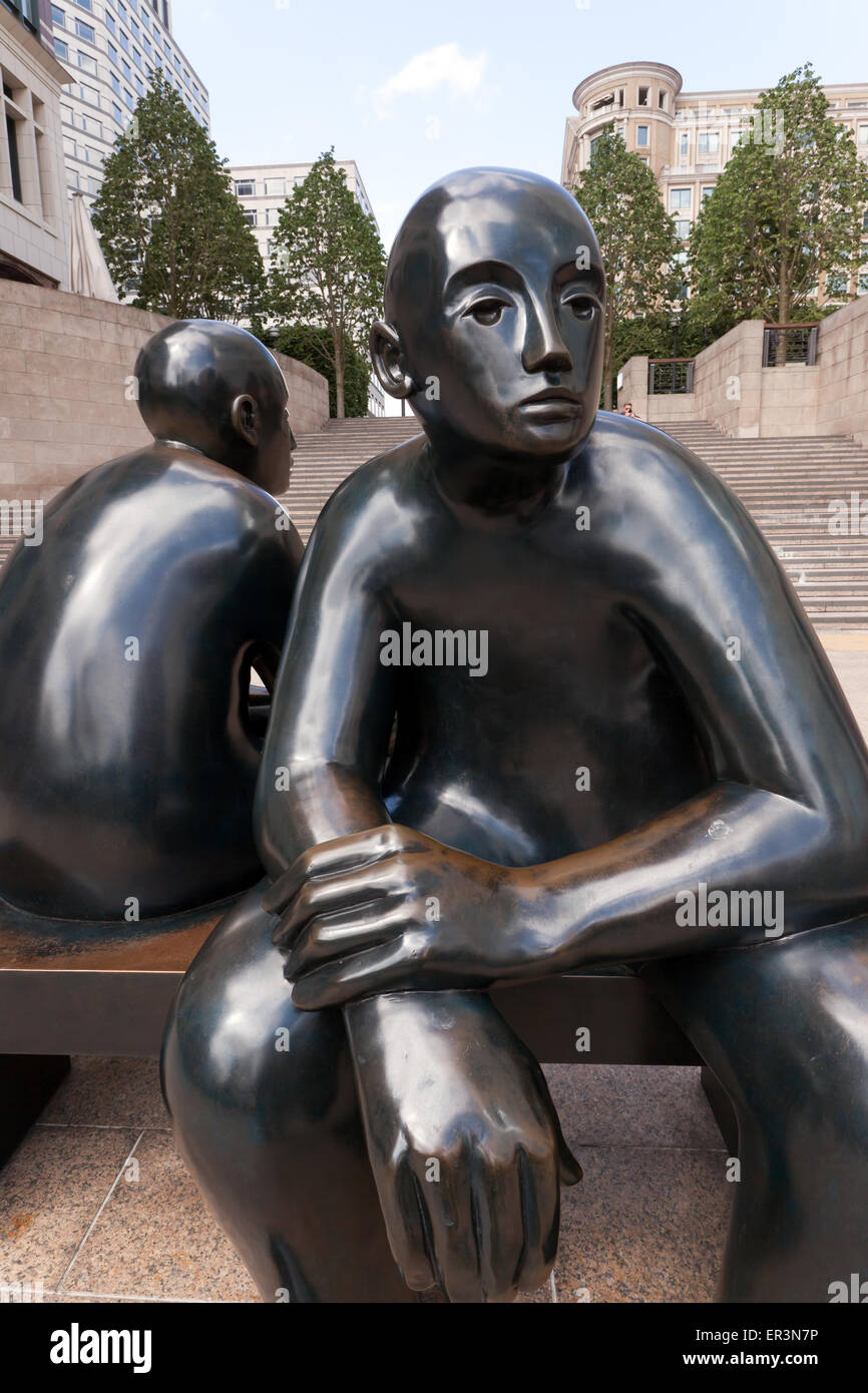 Vue rapprochée d'une statue en bronze d'un deux hommes sur un banc, par Giles Penny, à Canary Wharf, Isle of Dogs, Londres. Banque D'Images