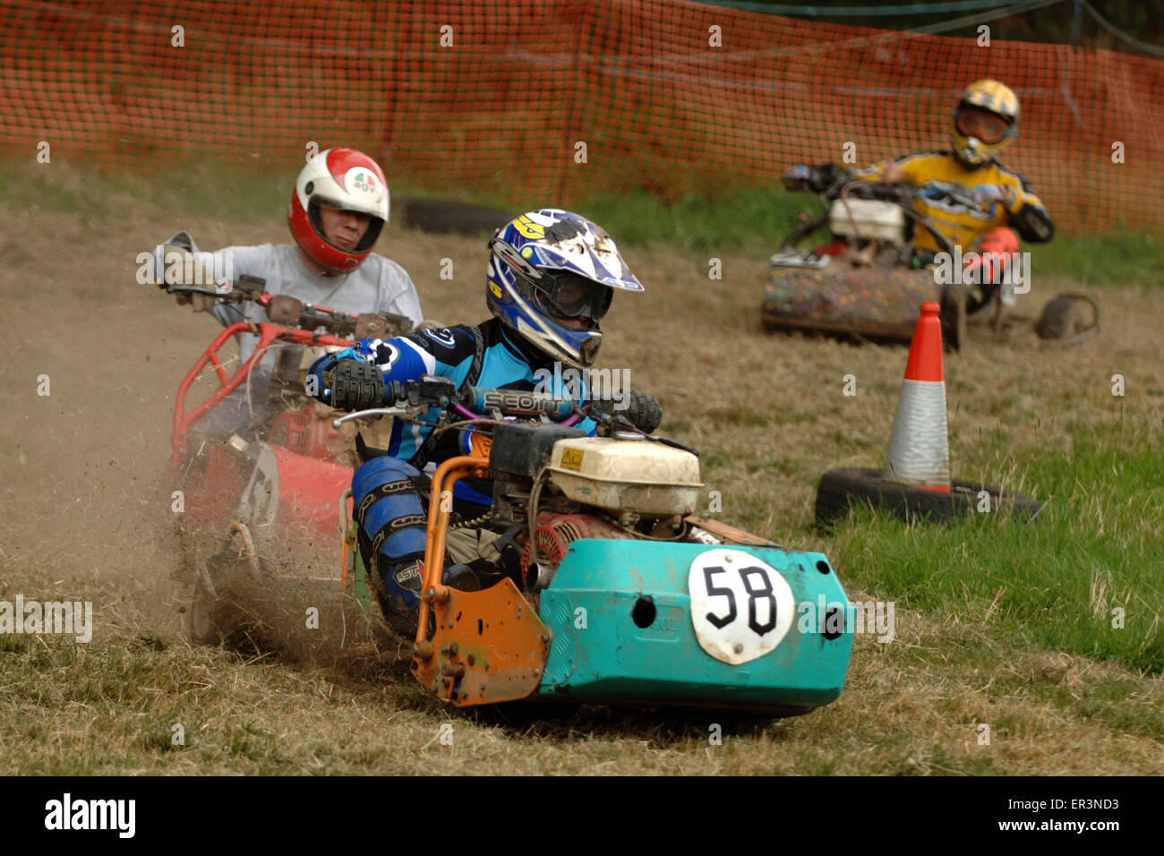 Tondeuse à l'aide de course conçu spécialement adaptés et sit-on les tondeuses, course autour d'un circuit d'herbe à Caldicot, Pays de Galles, UK.un sport Banque D'Images