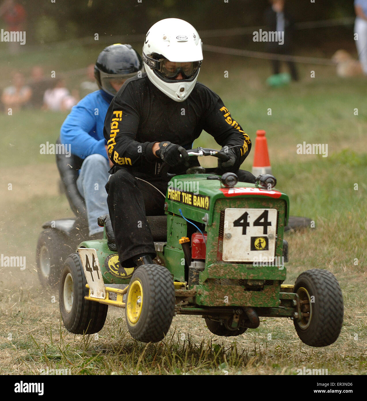 Tondeuse à l'aide de course conçu spécialement adaptés et sit-on les tondeuses, course autour d'un circuit d'herbe à Caldicot, Pays de Galles, UK.un sport Banque D'Images