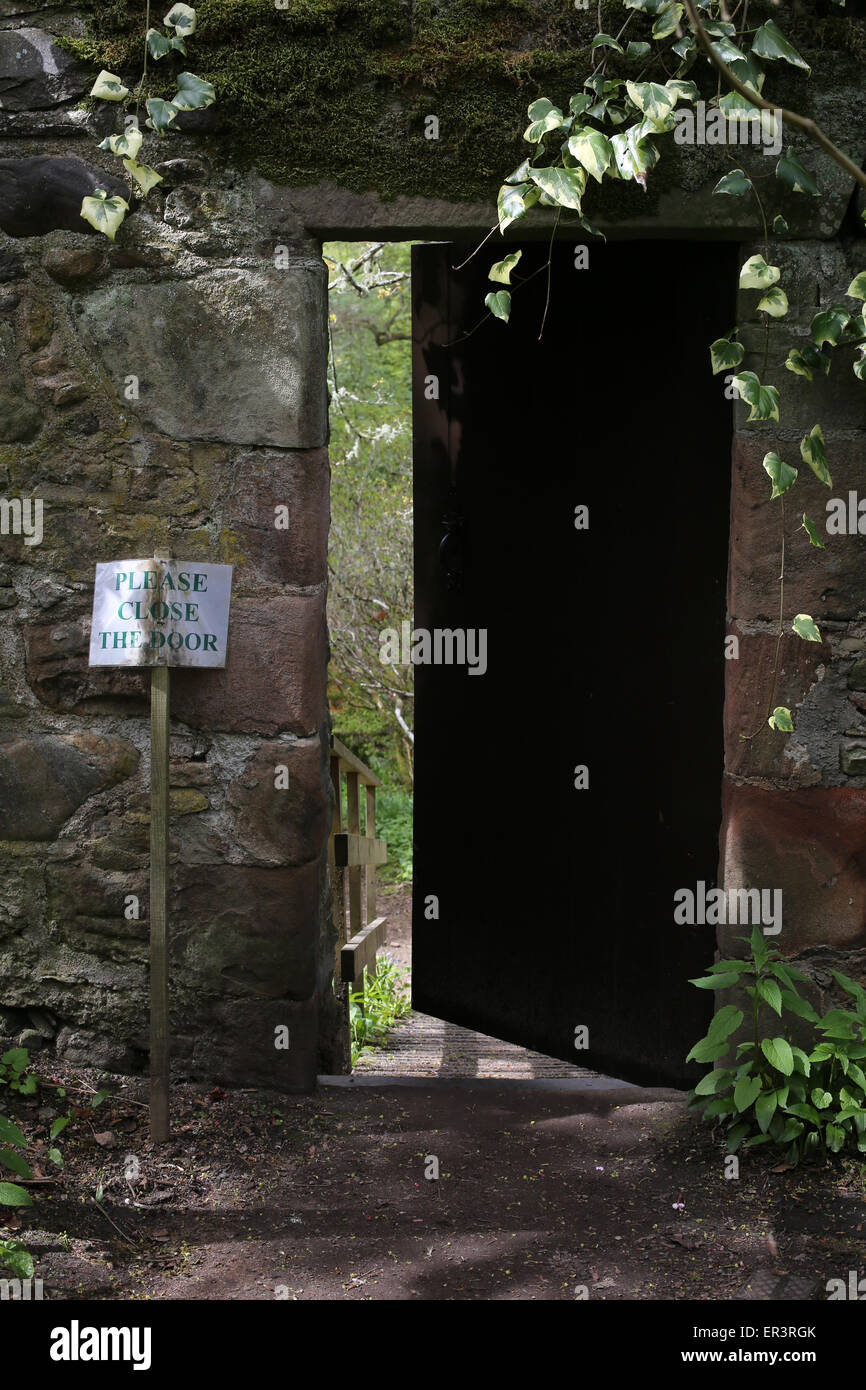 Jardin ouvert porte arrière avec inscription veuillez fermer la porte - jardin du château de Cawdor - Nairn - Highlands - Ecosse Banque D'Images