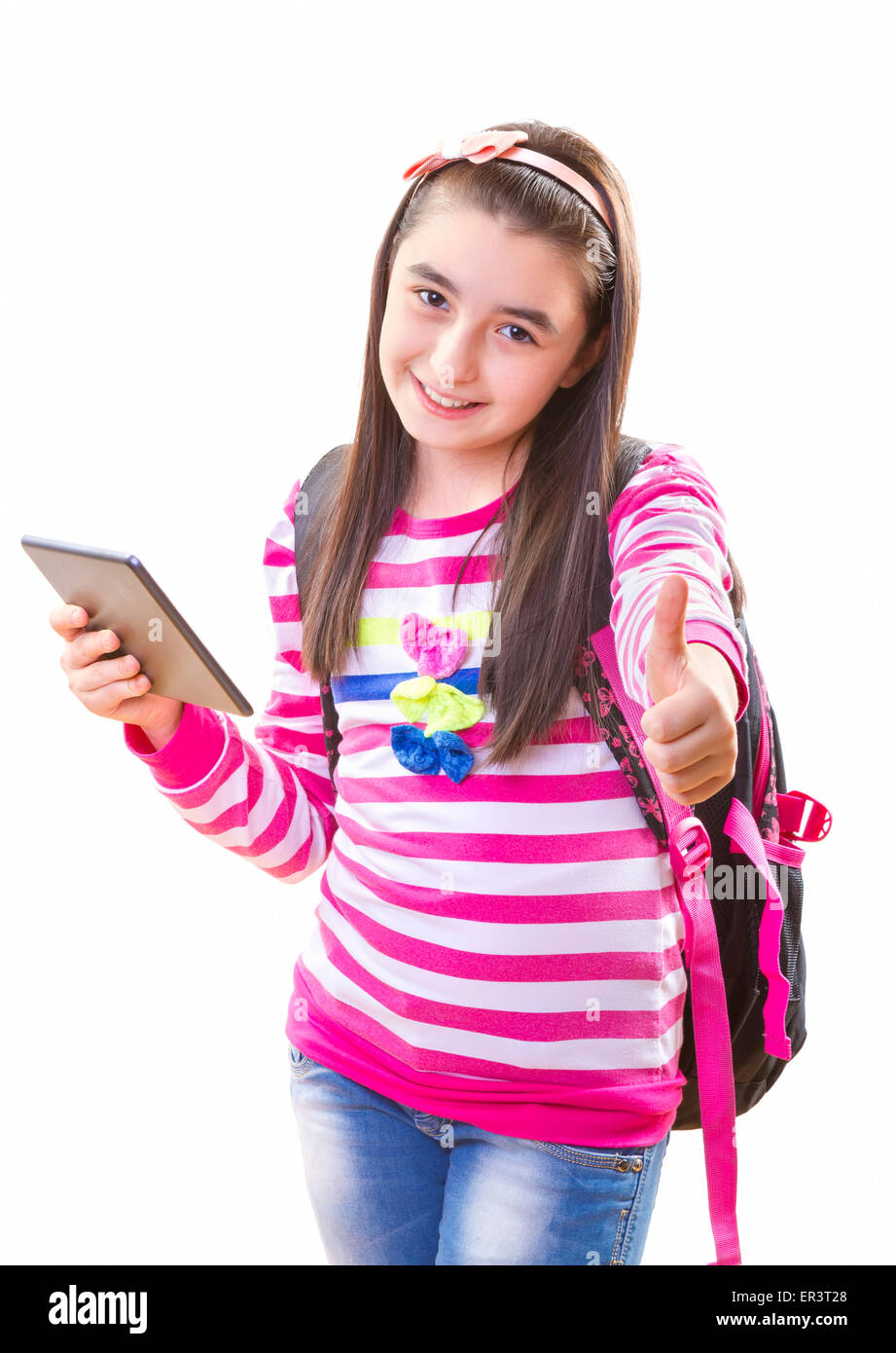 Beautiful teenager fille dans des vêtements décontractés avec sac à dos holding digital tablet dans sa main Banque D'Images