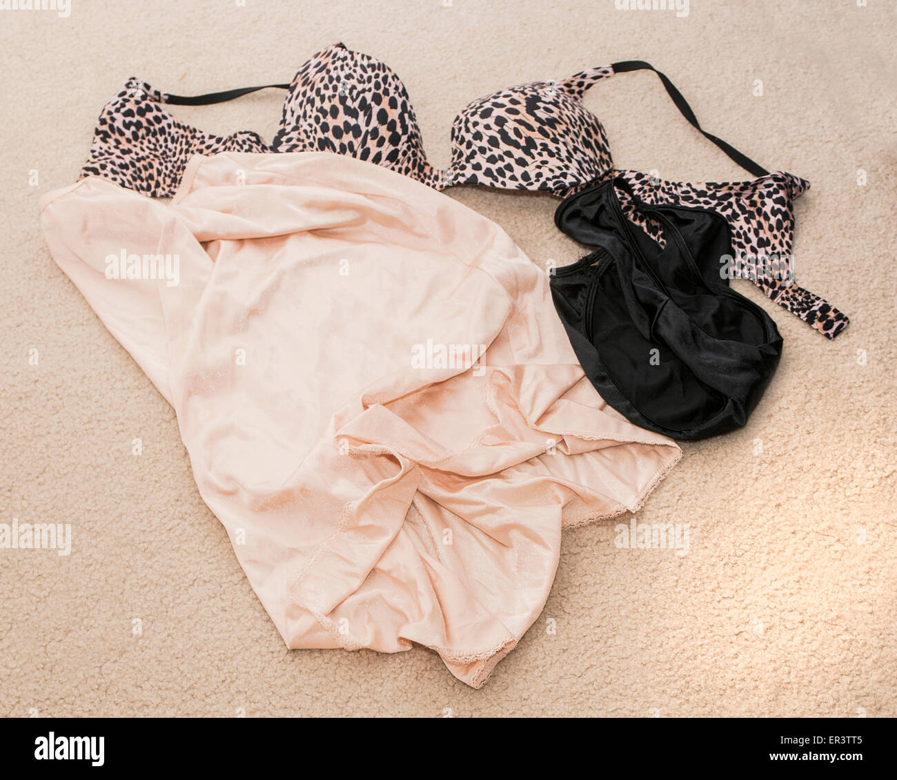 Un soutien-gorge, String, slip et culotte noire nue, étendue sur le sol  Photo Stock - Alamy