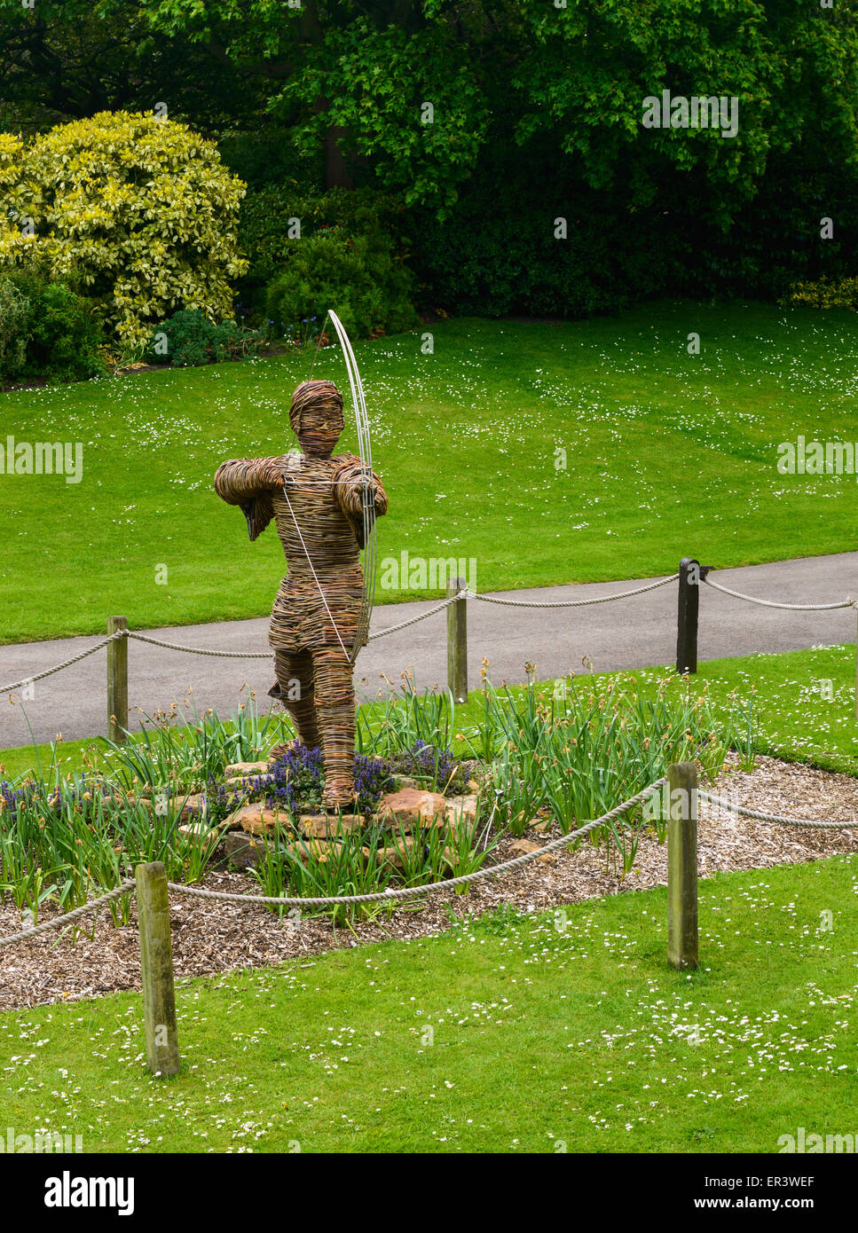 Une figure la représentation de Robin des Bois, complet avec arc et flèche. Situé dans le parc du château de Nottingham. Banque D'Images