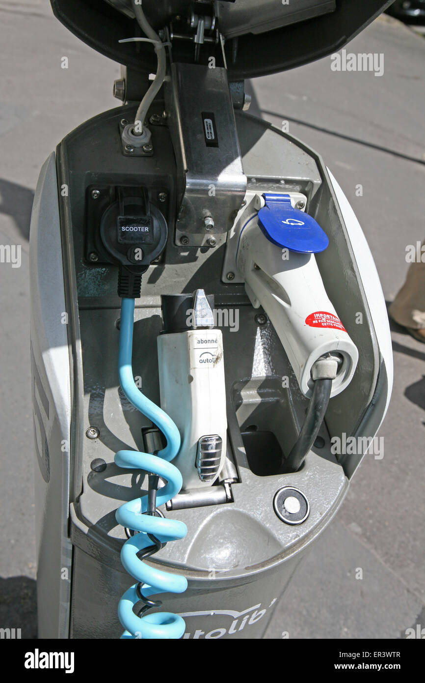 Twizzy de recharge de voiture électrique dans une rue de Paris France Banque D'Images