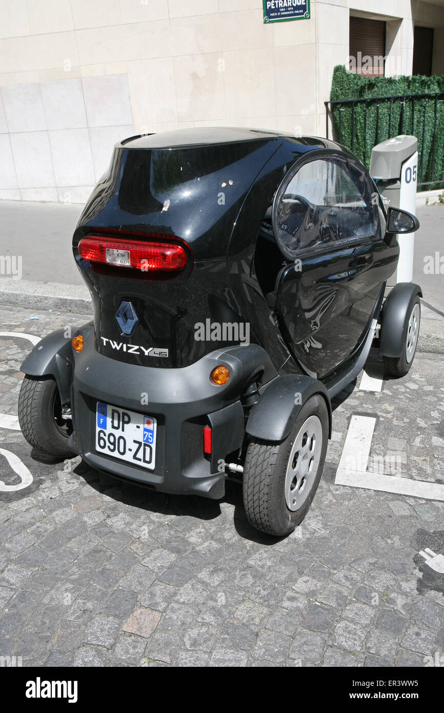 Twizzy de recharge de voiture électrique dans une rue de Paris France Banque D'Images