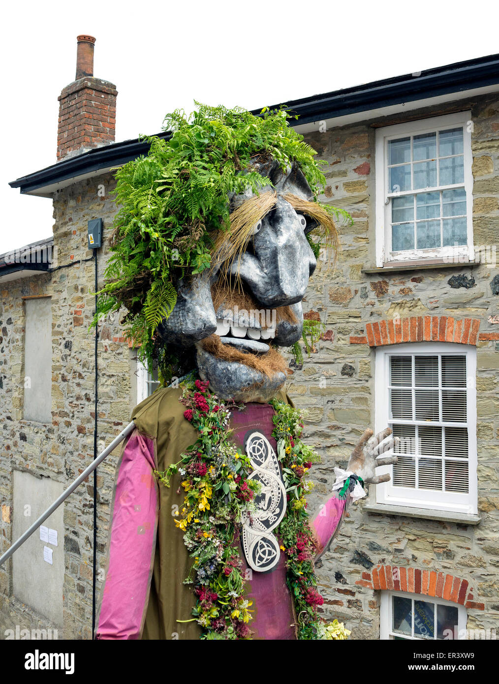 Le géant soutenir errant dans les rues de St Agnes à Cornwall, UK Banque D'Images