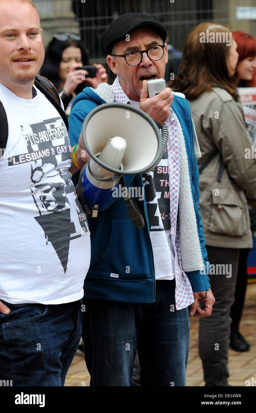 Mike Jackson, activiste gay et co-fondateur de Gays et Lesbiennes, soutenir les mineurs (LGSM), adresses, 2015 Birmingham Pride Banque D'Images