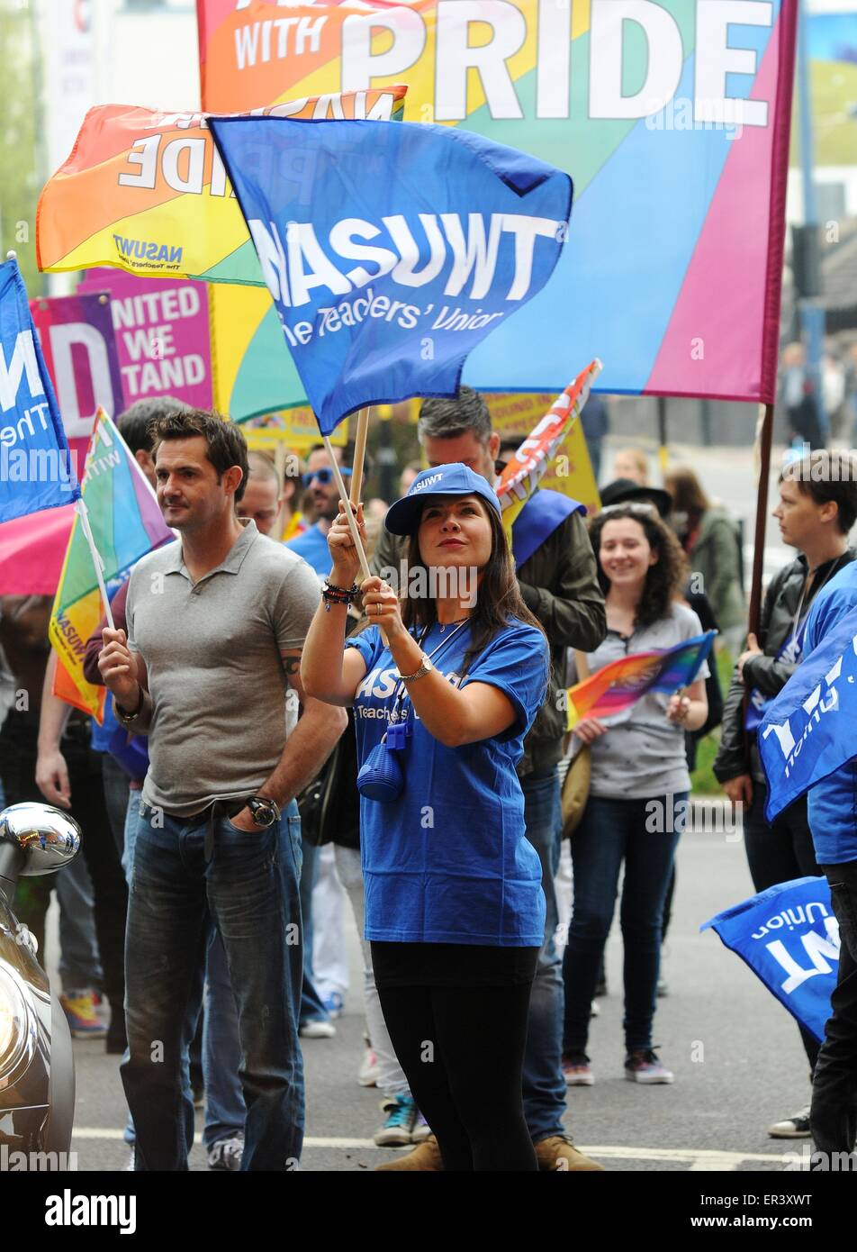 NASUWT, les syndicats d'enseignants, fournir un affichage coloré à l'assemblée annuelle 2015 Birmingham Pride Parade, Banque D'Images
