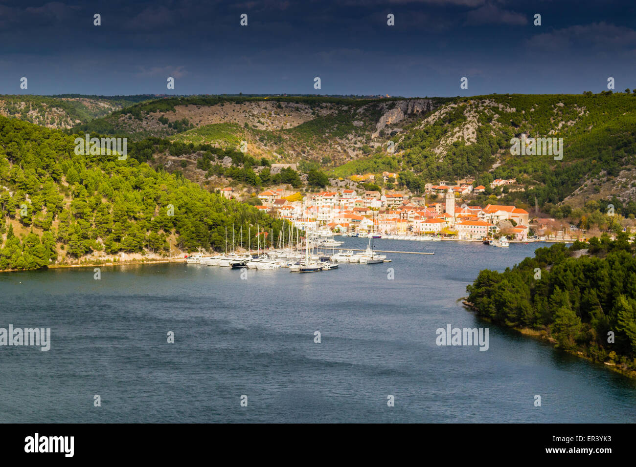 Vue sur la baie de Jávea se terminant le fleuve Krka en Croatie Banque D'Images