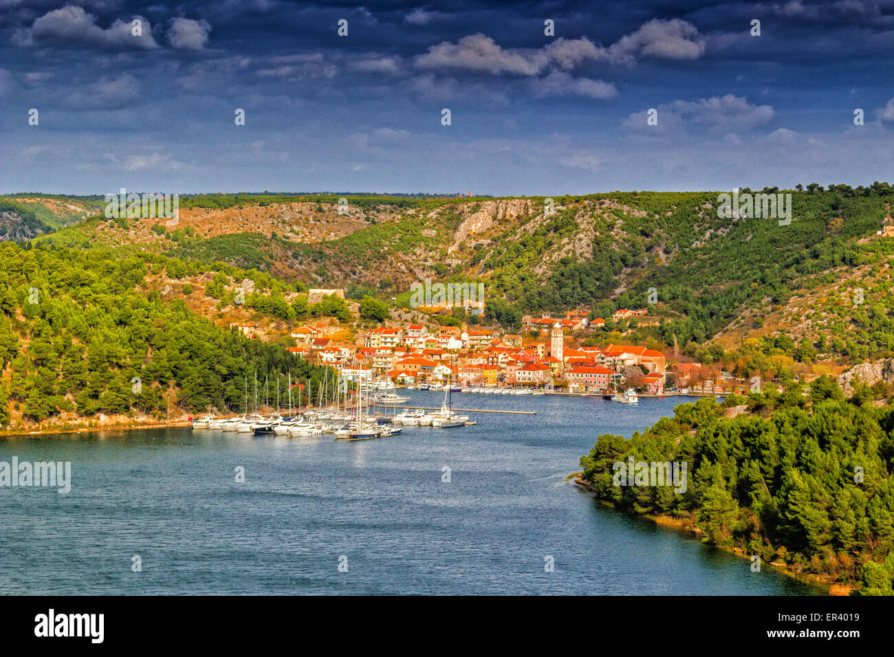 Vue sur la baie de Jávea se terminant le fleuve Krka en Croatie Banque D'Images