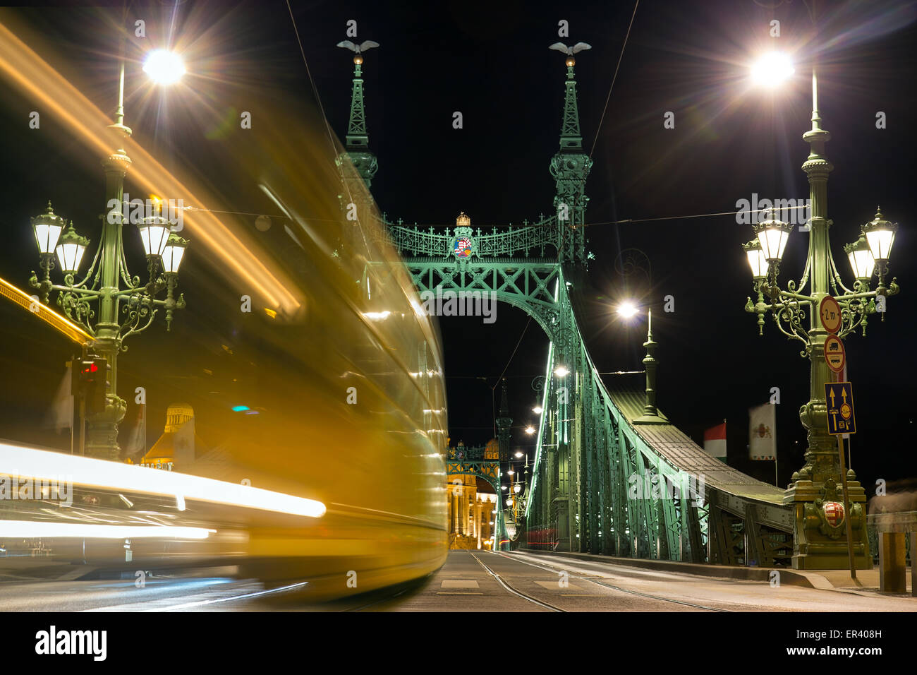 Pont de la liberté avec le tram de nuit à Budapest Banque D'Images