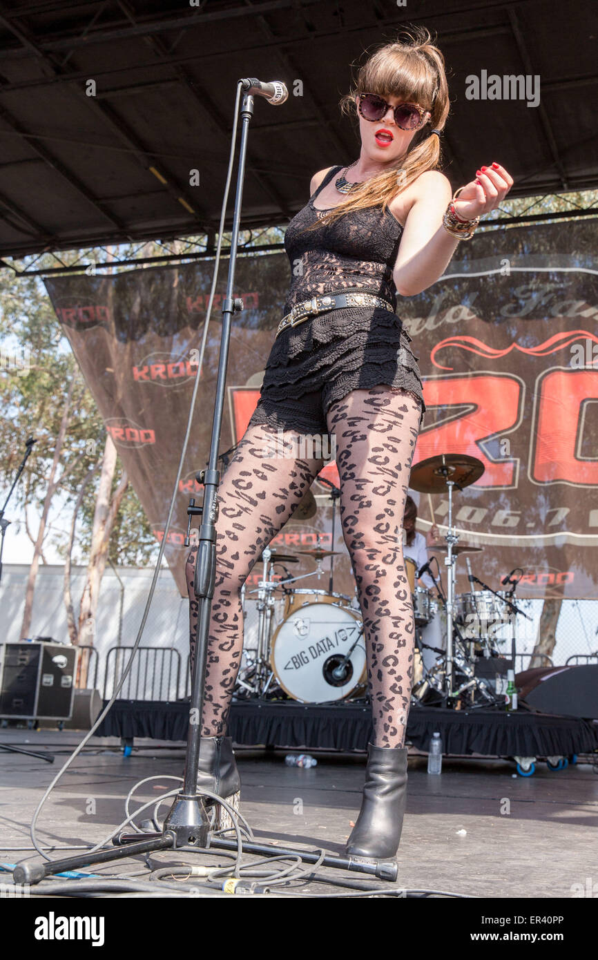 Irvine, Californie, USA. 16 mai, 2015. Singer LIZY RYAN du Big Data effectue en direct durant le Weenie Roast KROQ Y Fiesta à Irvine Meadows Amphitheater à Irvine, Californie © Daniel DeSlover/ZUMA/Alamy Fil Live News Banque D'Images