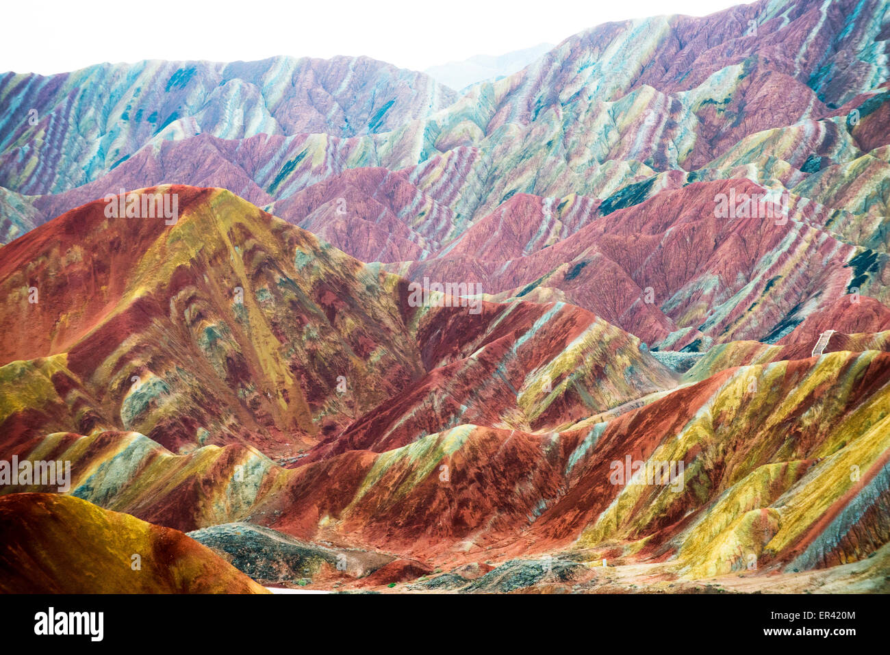 Le bel arc-en-ciel, à la forme de relief Danxia Zhangye parc géologique dans le Gansu. Banque D'Images