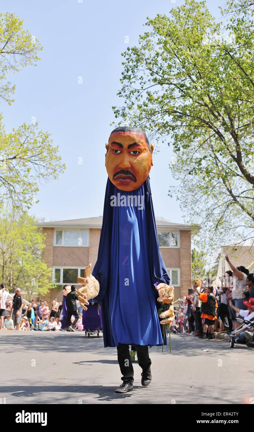 Une gigantesque marionnette de Martin Luther King, Jr. à la parade de mai à Minneapolis, Minnesota. Banque D'Images