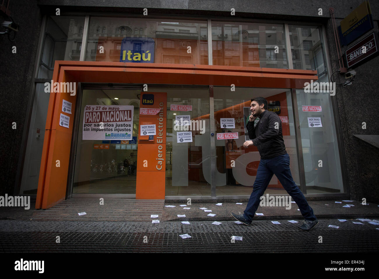 Buenos Aires, Argentine. 26 mai, 2015. Une personne marche en avant d'une fermeture de succursale bancaire dans le cadre d'un arrêt de 48 heures effectués par des travailleurs du secteur bancaire, à Buenos Aires, capitale de l'Argentine, le 26 mai 2015. L'arrêt est en demande d'une augmentation de salaire supérieure à 27  %, pourcentage proposé par le gouvernement argentin que le haut de la négociation salariale. © Martin Zabala/Xinhua/Alamy Live News Banque D'Images