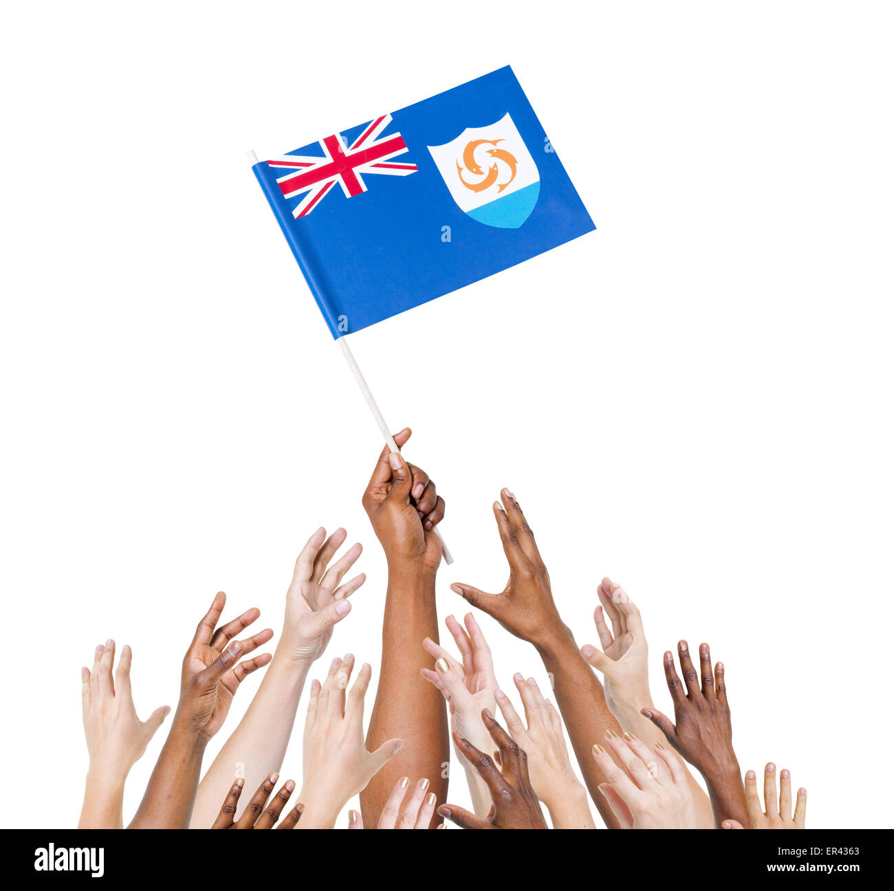 Human hand holding drapeau Anguilla parmi le groupe multi-ethnique de la part Banque D'Images