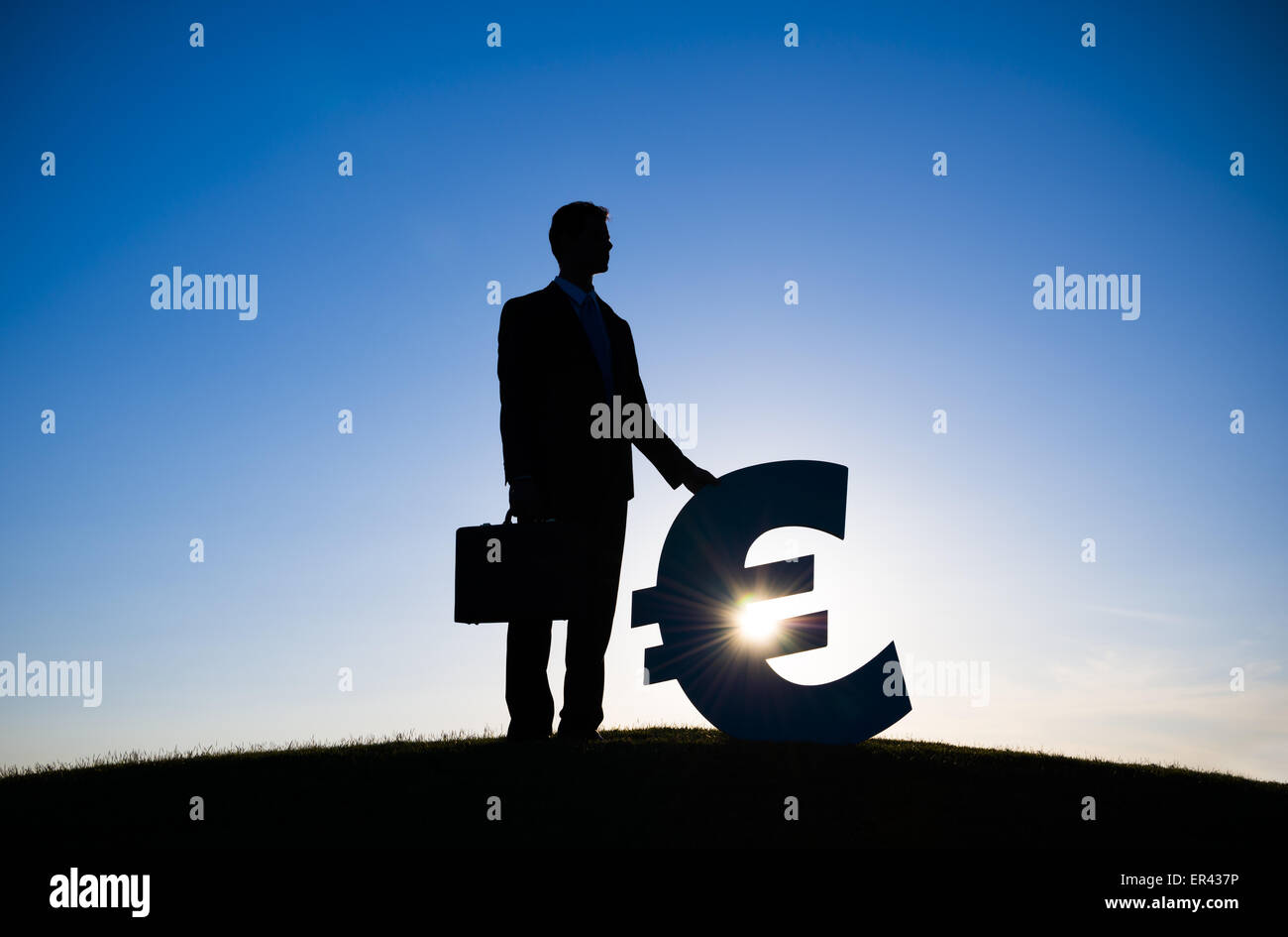 Businessman holding euro sign Banque D'Images