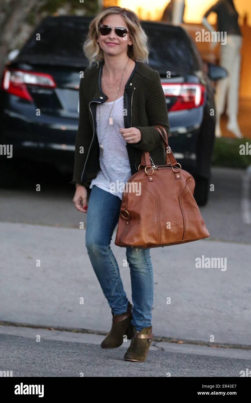 Sarah Michelle Gellar quitte le Andy LeCompte Salon portant un Yves Saint Laurent sac 'Muse' Avec : Sarah Michelle Gellar Où : Los Angeles, California, United States Quand : 21 novembre 2014 Source : WENN.com Banque D'Images