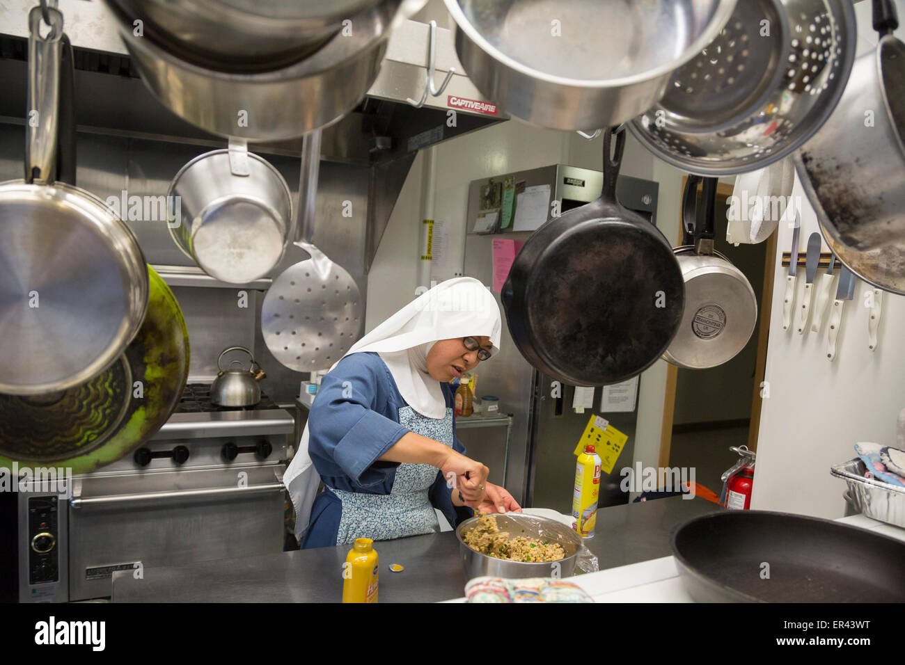 Virginia Dale, Colorado - Soeur Maria Josepha prépare la nourriture dans la cuisine de l'abbaye de St Walburga. Banque D'Images