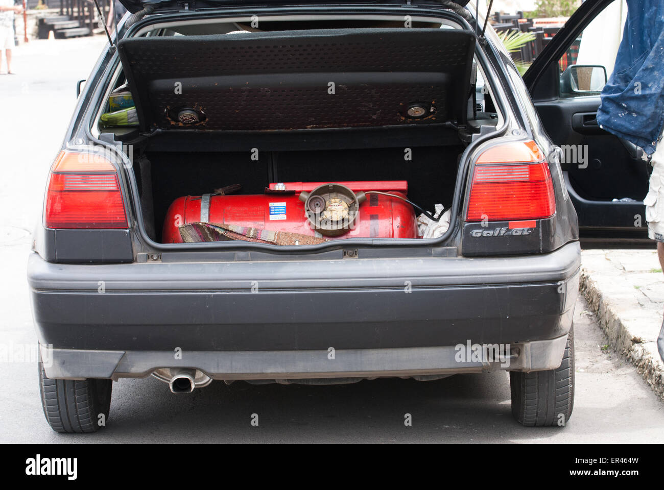 Une voiture équipée par cylindre de gaz naturel Banque D'Images