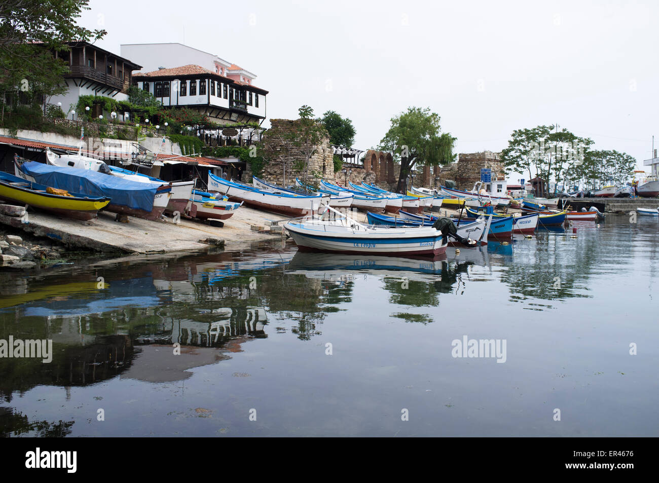 Des bateaux de pêche à l'amarrage de Nessebar, Bulgarie Banque D'Images