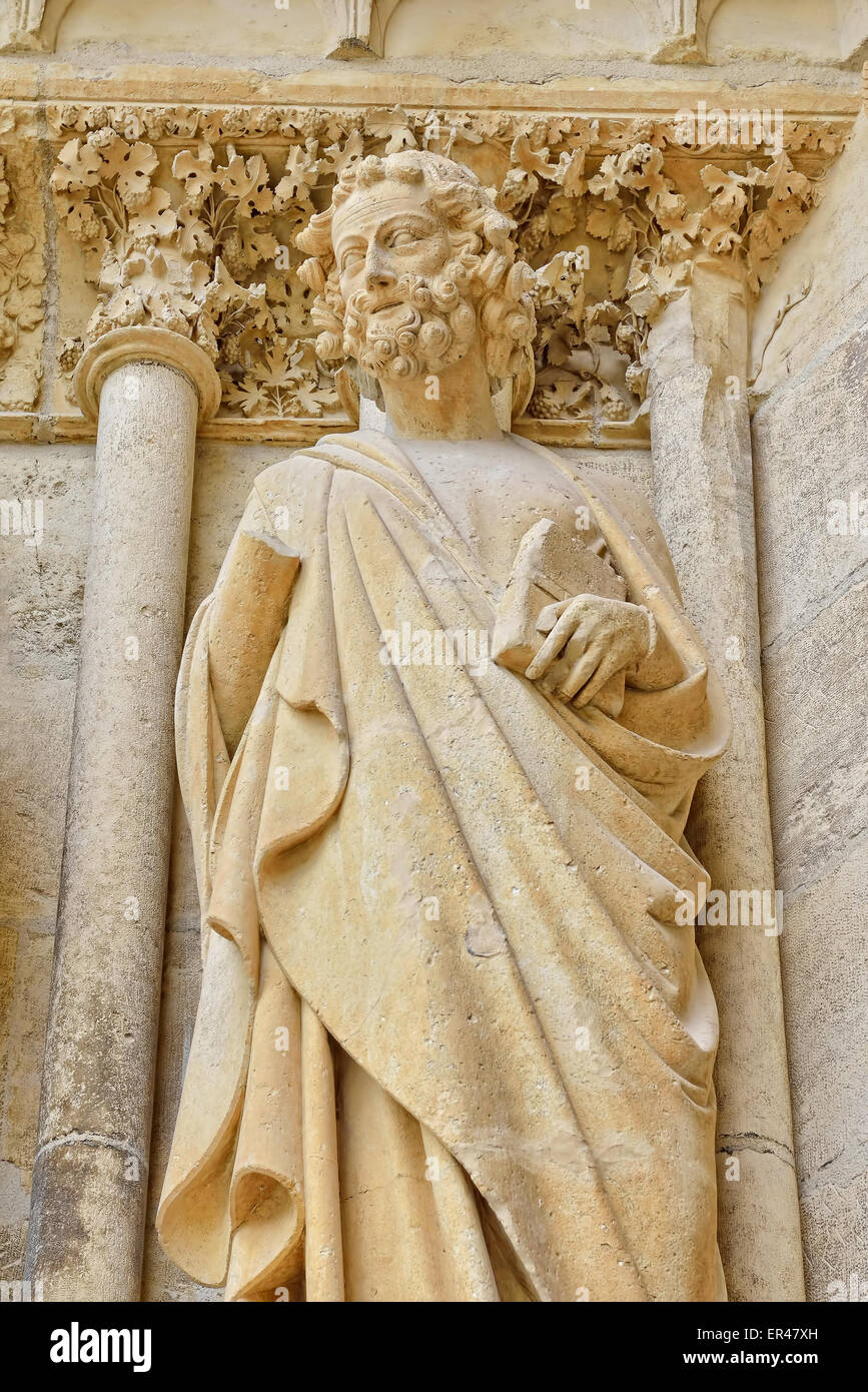 Statue d'un Saint sur le mur de Notre Dame de Reims Cathédrale Notre-Dame de Reims ou avec des dommages causés par la Seconde Guerre mondiale Banque D'Images