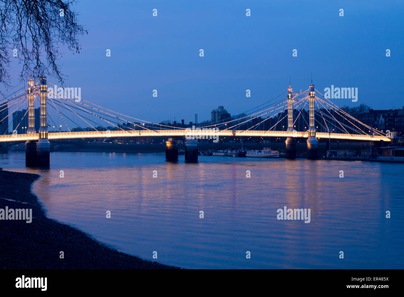 Albert Bridge au crépuscule, tombée de la nuit coucher de soleil allumé Tamise Chelsea London England UK Banque D'Images