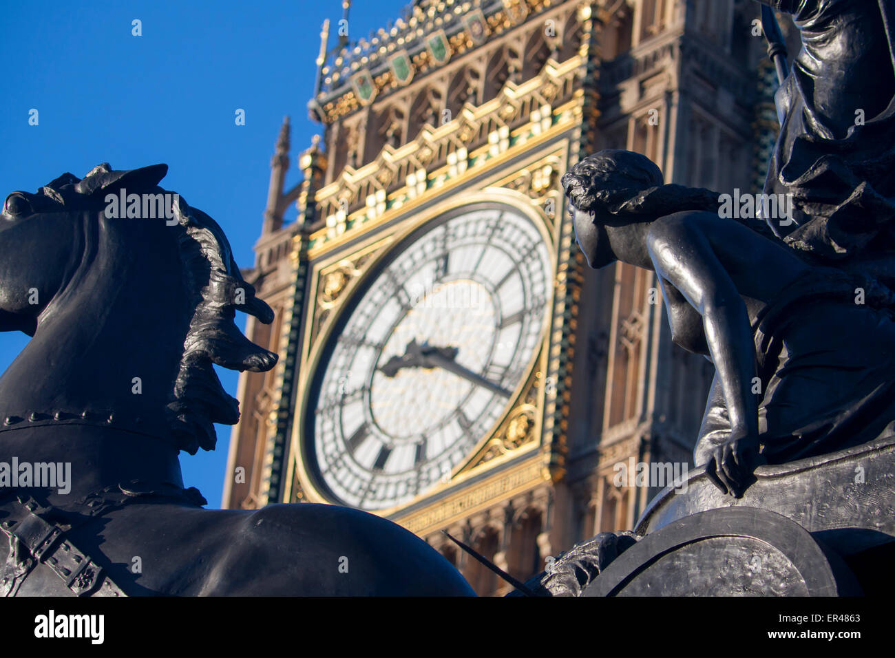 Boadicea et statue de char à cheval et l'horloge de Big Ben Elizabeth Tower Houses of Parliament London England UK Banque D'Images