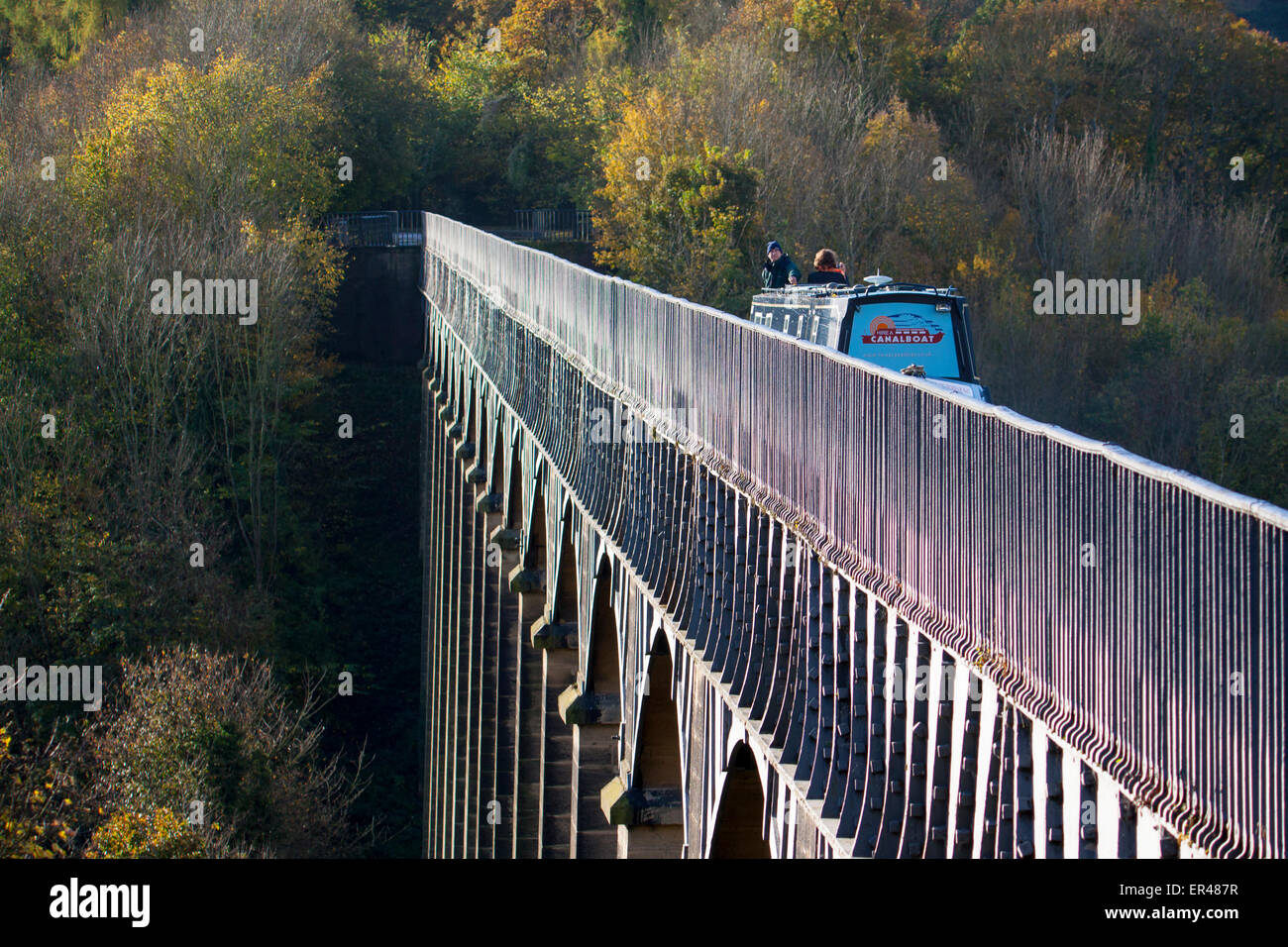 Aqueduc de Pontcysyllte en automne avec canal boat crossing avec Trevor couple près de Llangollen Wrexham County North East Wales UK Banque D'Images