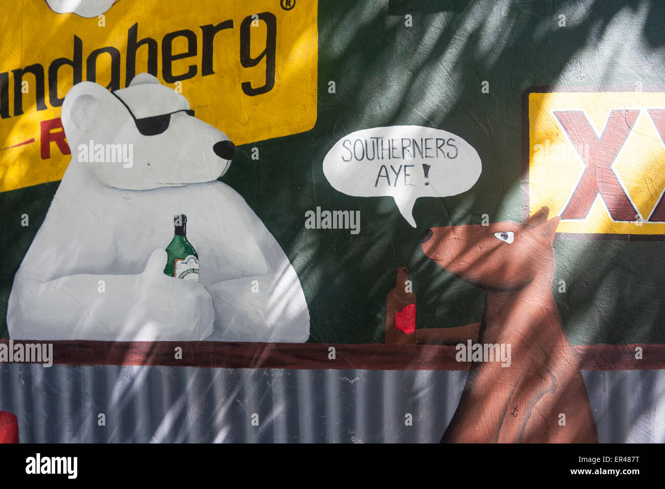 Blush Scrub cafe fresque avec kangourou et l'ours polaire à parler au bar avec XXXX et signes Bundaberg Queensland Australie Saphir Banque D'Images