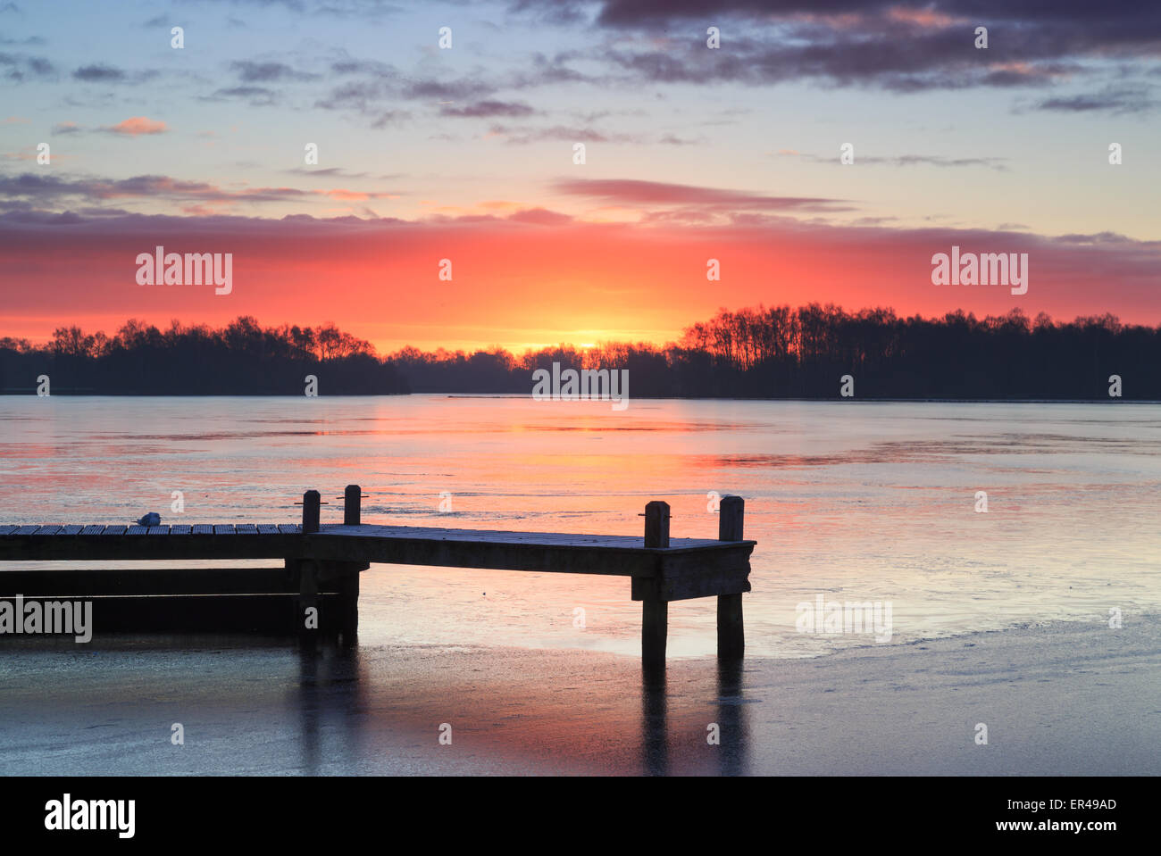 Coloré et spectaculaire lever du soleil à une jetée sur une journée d'hiver. Banque D'Images