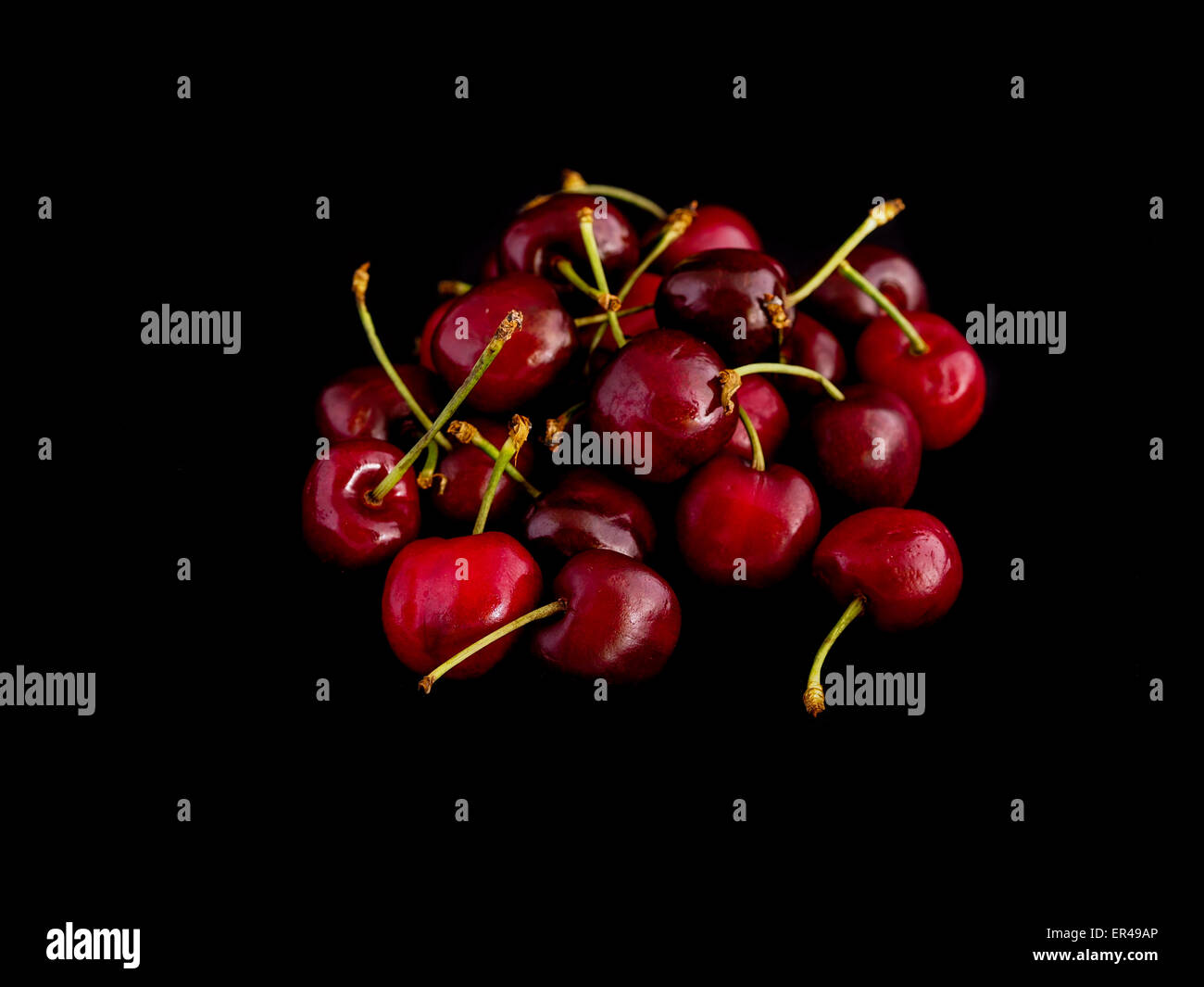 Cerises sur fond noir Banque D'Images