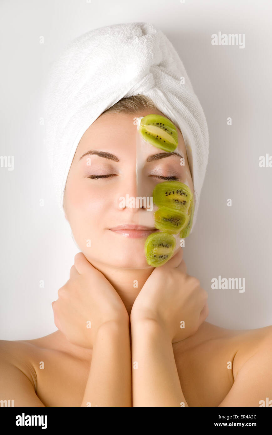 Belle femme avec masque de fruits sur son visage Banque D'Images