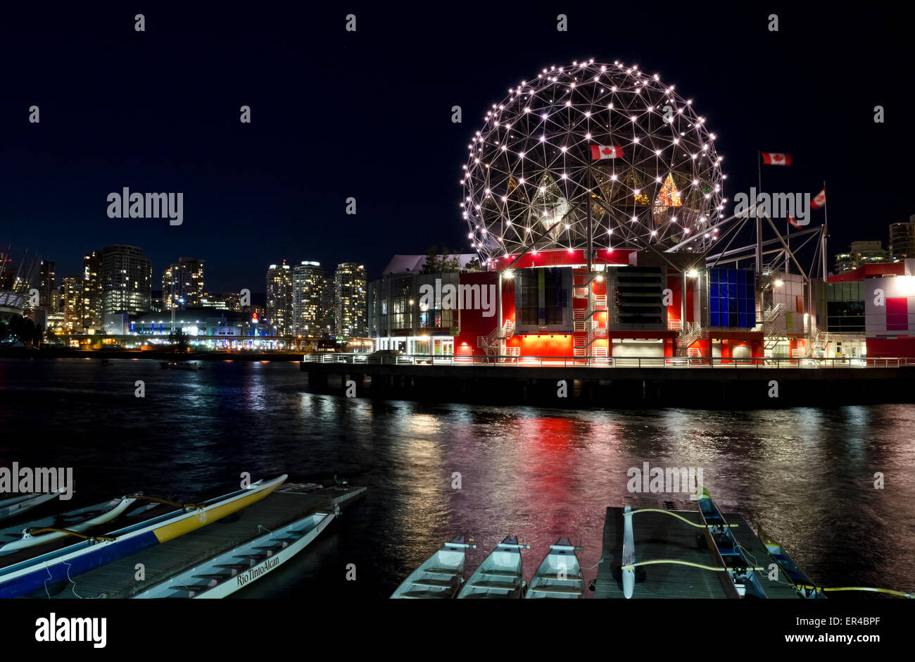 Au monde des sciences Telus World of Science sur False Creek à Vancouver la nuit. Des bâtiments de la ville à distance et les bateaux en premier plan Banque D'Images