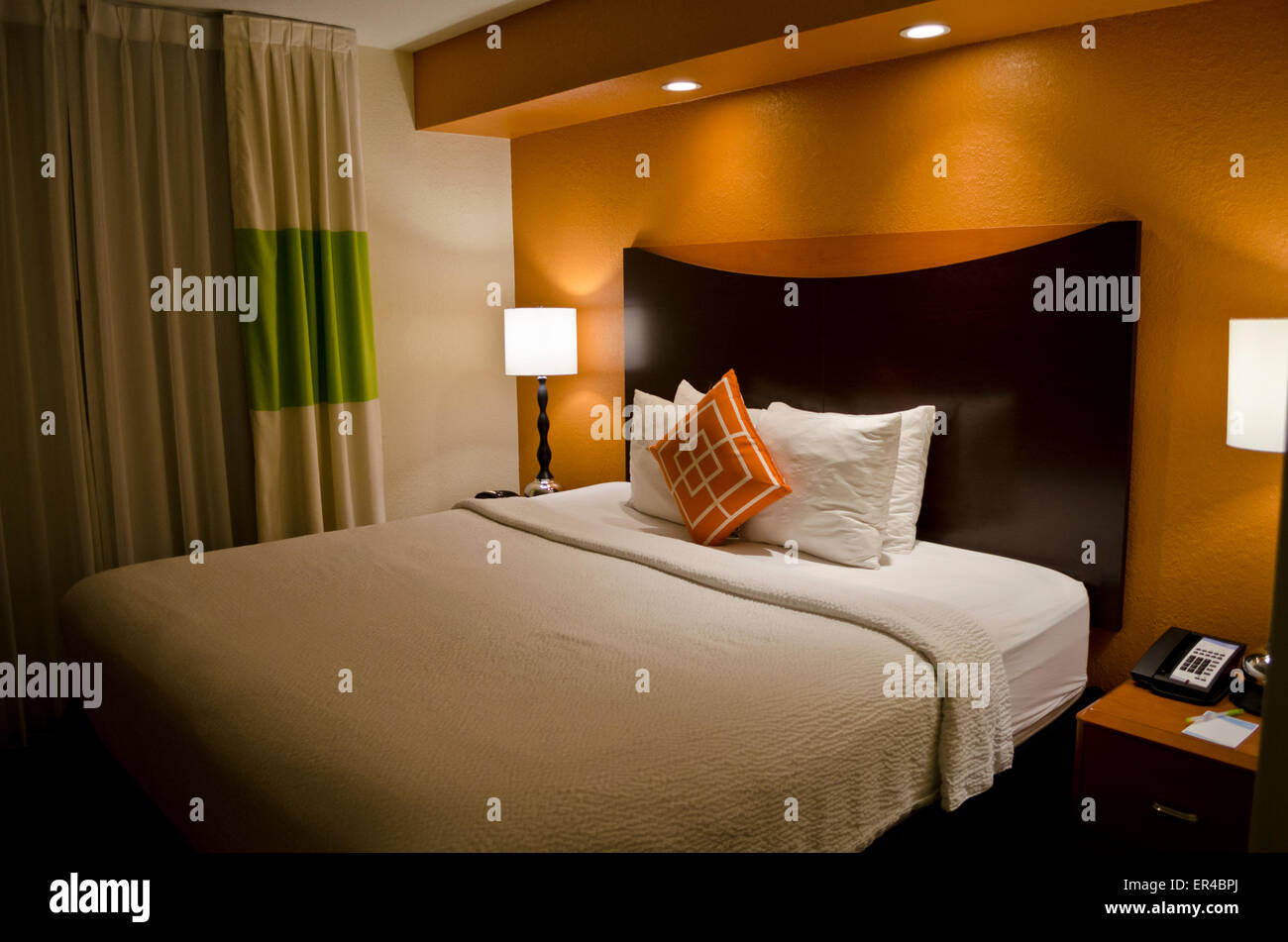 Chambre d'intérieur de l'établissement Fairfield Inn and Suites Lake Buena Vista à Orlando, Floride. Lit confortable et lampes et tables. Banque D'Images