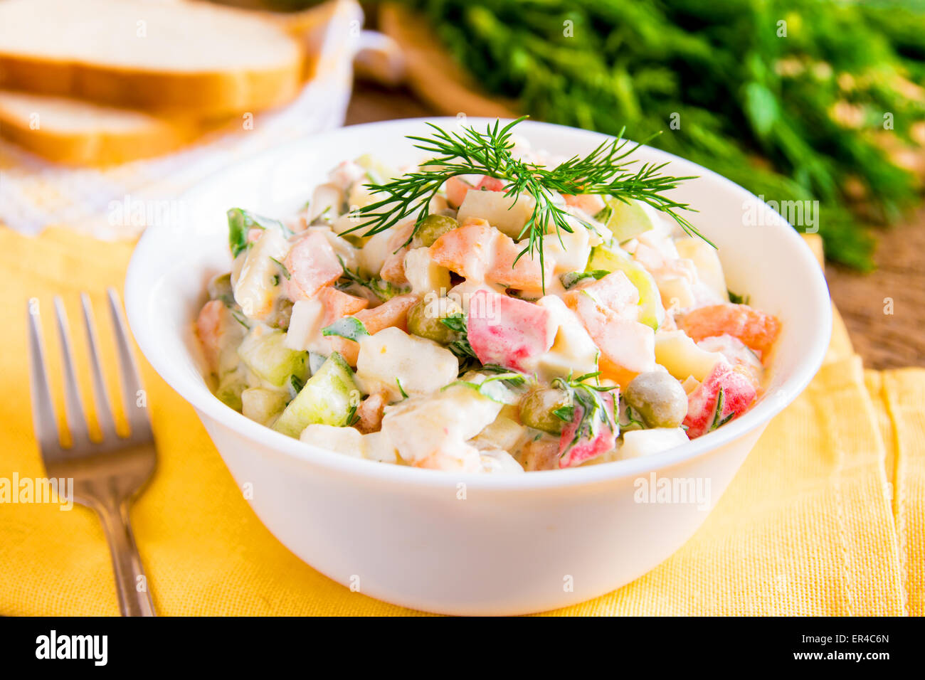 Bol A Salade Russe Olivier Banque D Images Photo Stock 83075965