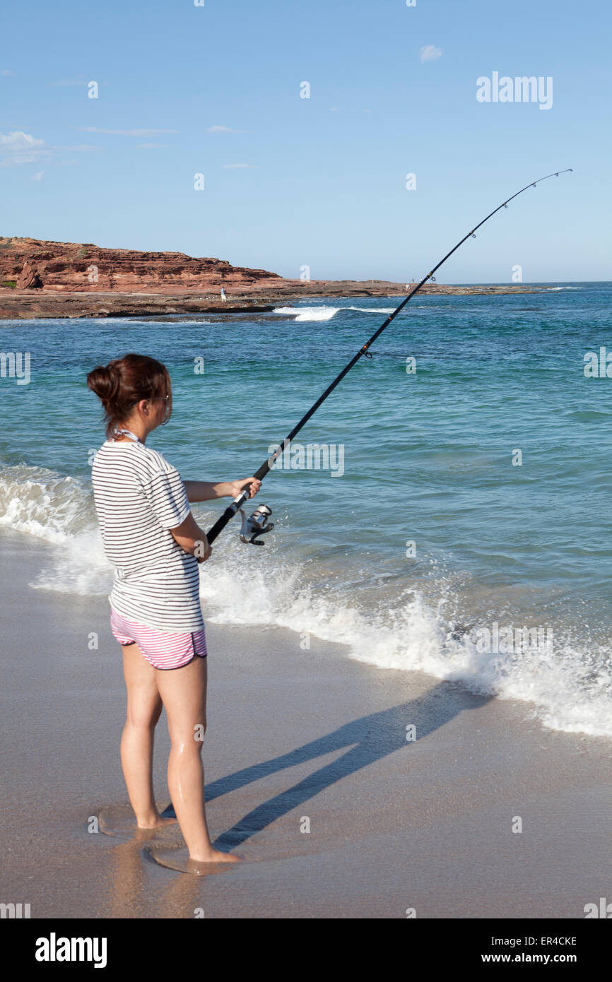 Casting plage pêche sur la plage de Red Bluff, Kalbarri, Australie occidentale Banque D'Images