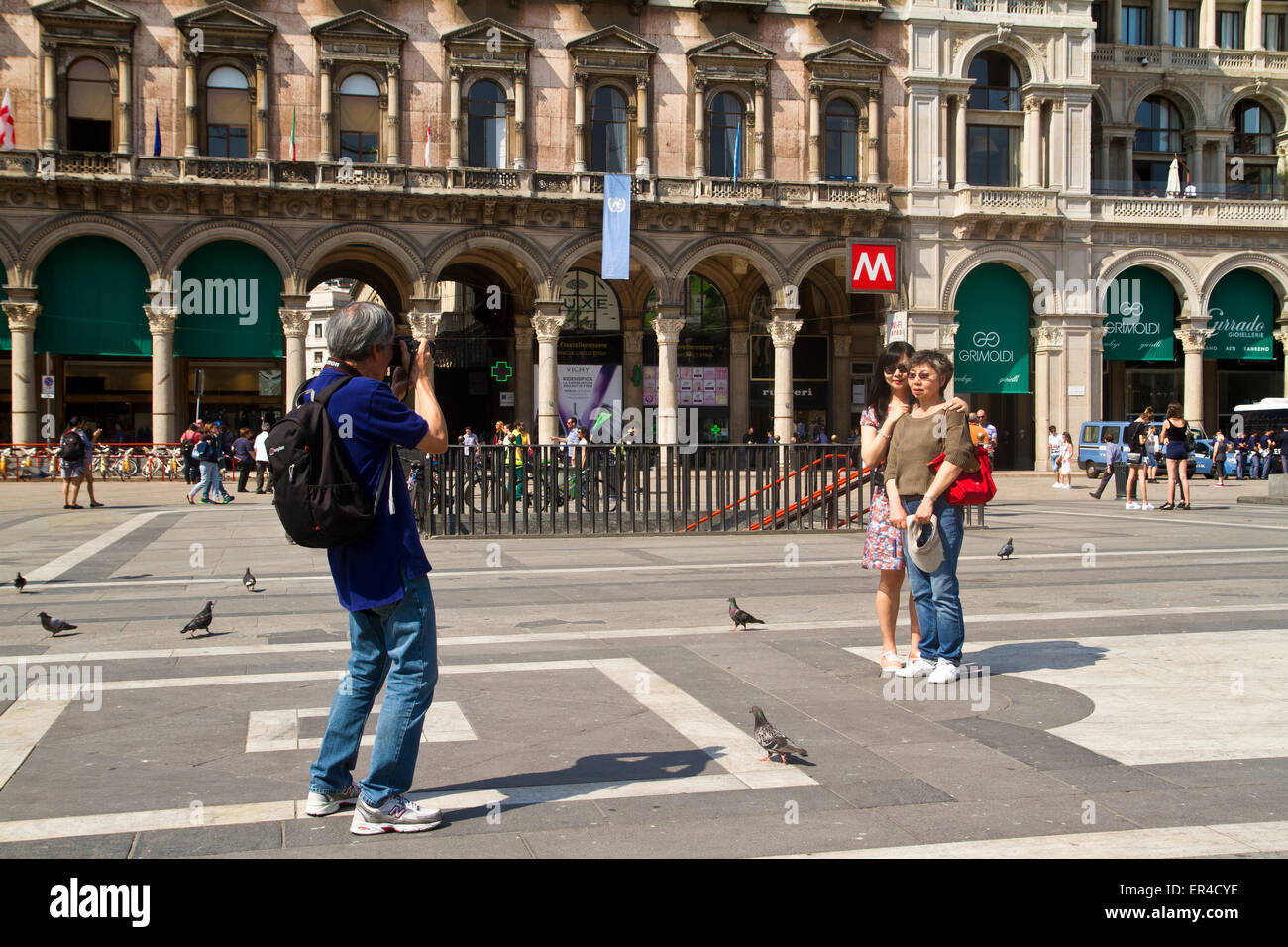 Les touristes japonais de prendre photo de famille sur la Piazza Duomo à Milan Italie Banque D'Images