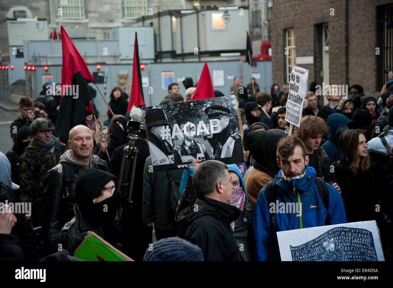 Jason Parkinson et Jess Hurd, deux des journalistes étiquetés "interne" des extrémistes et maintenant au centre d'un scandale, la surveillance policière dévisagés par un agents de la Police métropolitaine lors d'une manifestation étudiante à Londres. Avec : Jason où Parkinson : London, England, United Kingdom Quand : 11 août 2013 Crédit : Peter Maclaine/WENN.com Banque D'Images