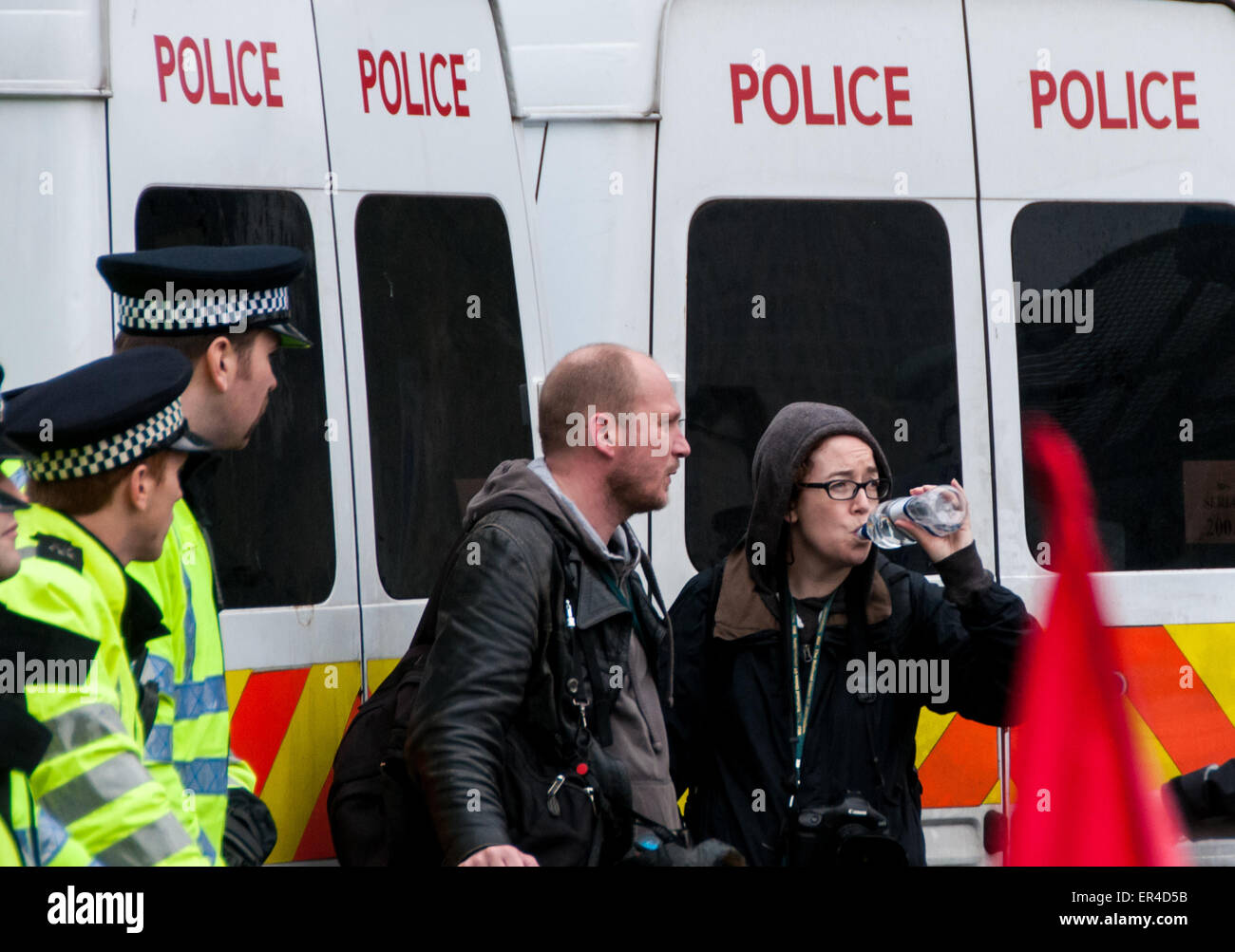 Jason Parkinson et Jess Hurd, deux des journalistes étiquetés "interne" des extrémistes et maintenant au centre d'un scandale, la surveillance policière dévisagés par un agents de la Police métropolitaine lors d'une manifestation étudiante à Londres. Avec : Jason Parkinson, Jess Hurd Où : London, England, United Kingdom Quand : 05 novembre 2013 Crédit : Peter Maclaine/WENN.com Banque D'Images