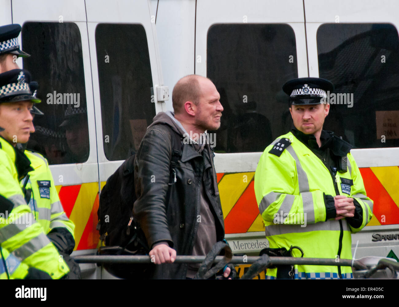 Jason Parkinson et Jess Hurd, deux des journalistes étiquetés "interne" des extrémistes et maintenant au centre d'un scandale, la surveillance policière dévisagés par un agents de la Police métropolitaine lors d'une manifestation étudiante à Londres. Avec : Jason où Parkinson : London, England, United Kingdom Quand : 05 novembre 2013 Crédit : Peter Maclaine/WENN.com Banque D'Images