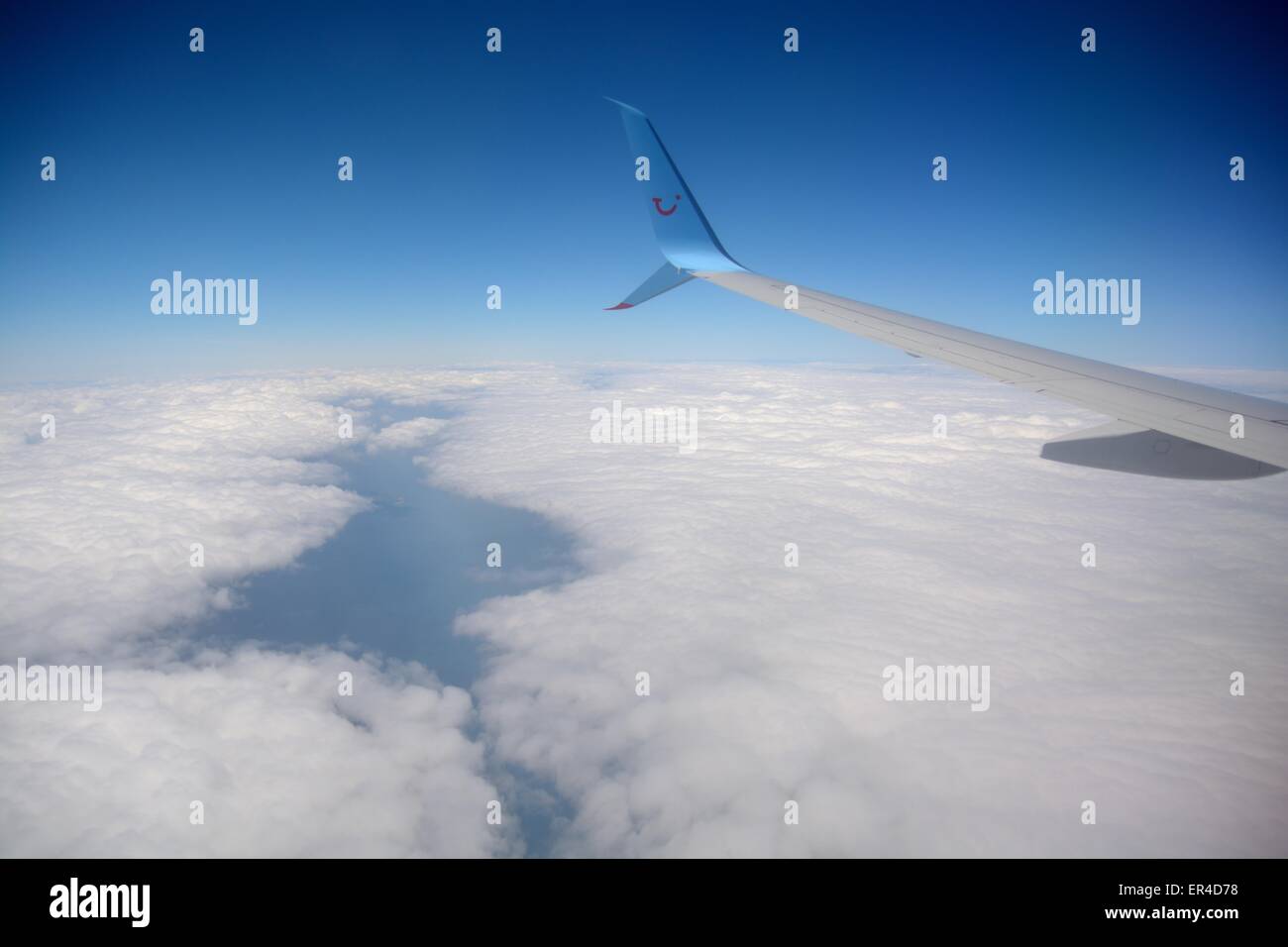 L'aile de l'avion TUI survole les nuages avec un ciel bleu Banque D'Images